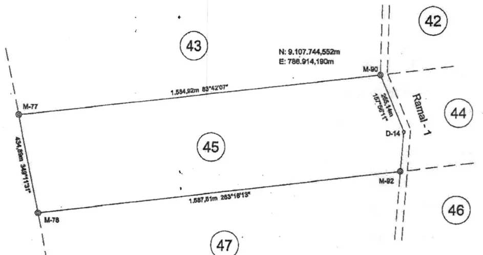 Planta da matrícula com os vértices M-77, M-78, M-90, M-92 e as distâncias e azimutes escritos no papel
