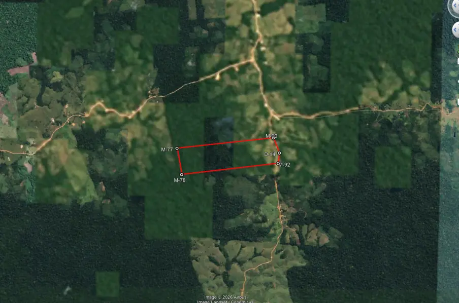 O polígono aberto no Google Earth em cima do imóvel, com os vértices M-77, M-78, M-90, M-92 e D-14